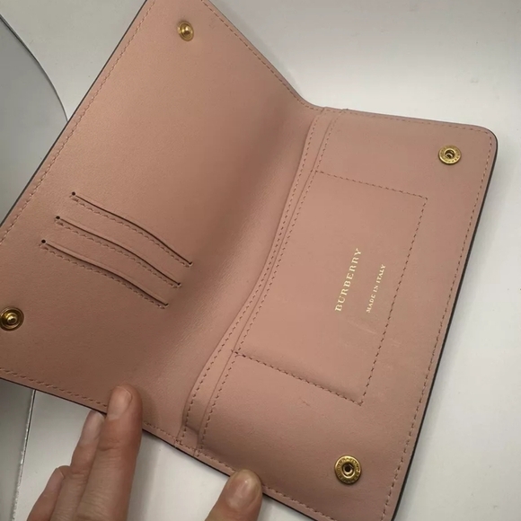 Burberry Rowe Horse 3D Print Wallet NWOT comes with 2 dust bags 🎒 ✨️ - Picture 7 of 8